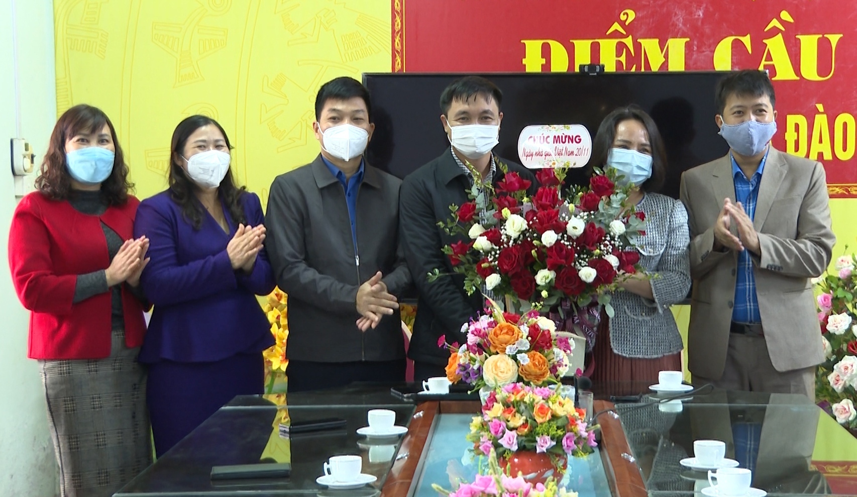 Lãnh đạo huyện Vị Xuyên chúc mừng Phòng GD&ĐT nhân Ngày Nhà giáo Việt Nam