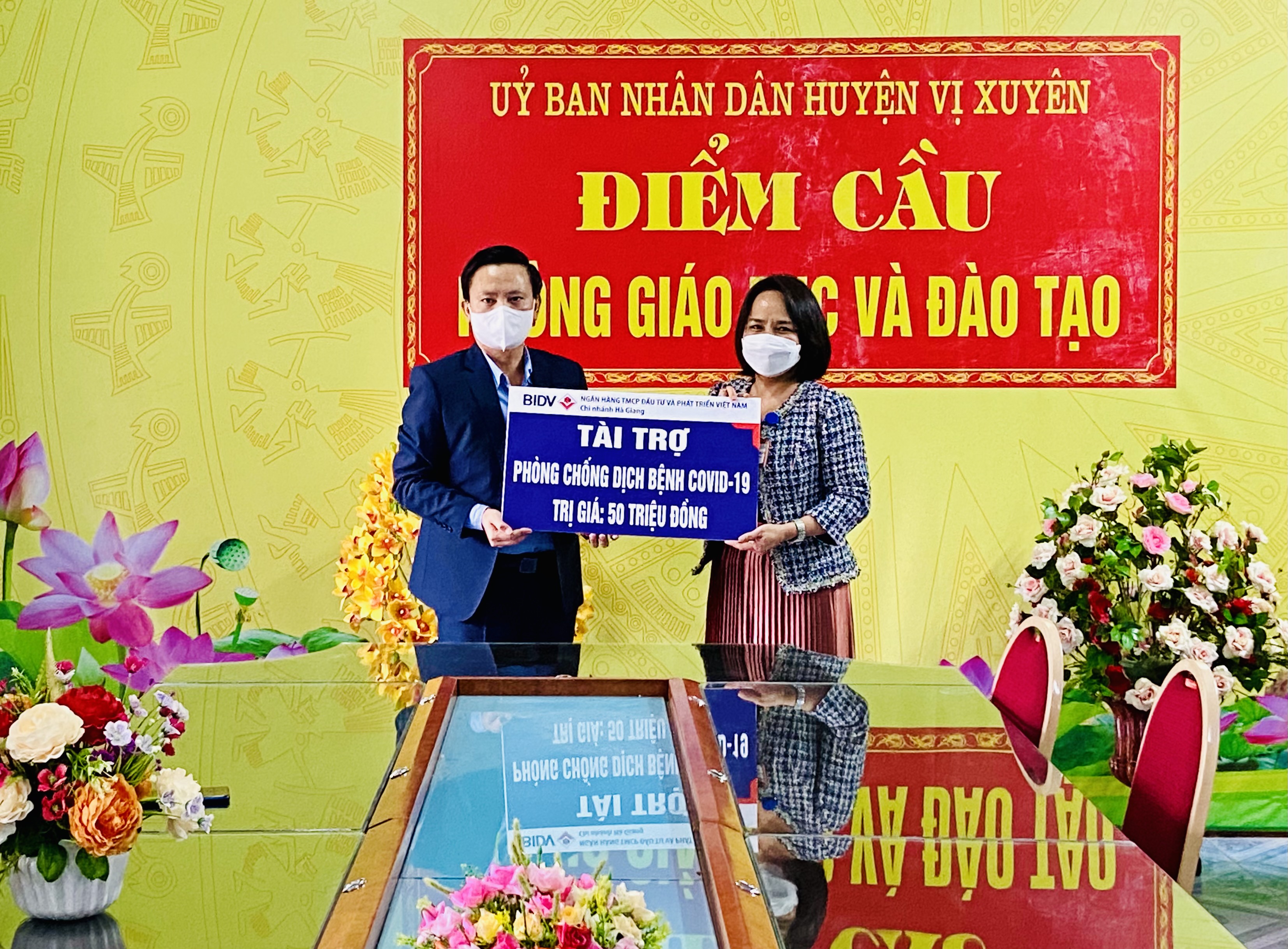 Ngân hàng BIDV Hà Giang tặng quà Phòng Giáo dục và Đào tạo huyện Vị Xuyên