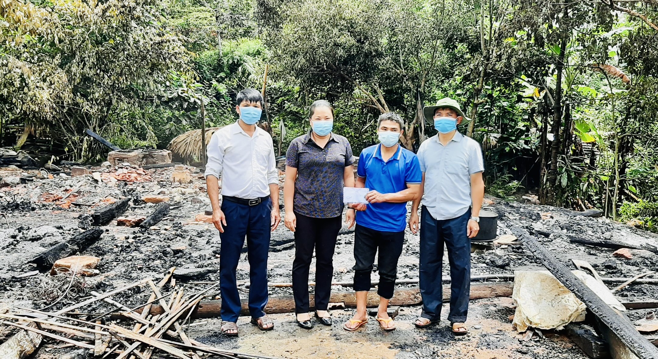 Lãnh đạo huyện Vị Xuyên trao hỗ trợ cho gia đình bị cháy nhà tại xã Thượng Sơn