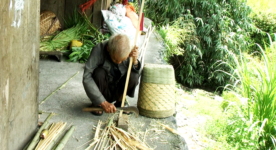 Giữ nghề đan quẩy tấu ở thôn Lùng Hẩu