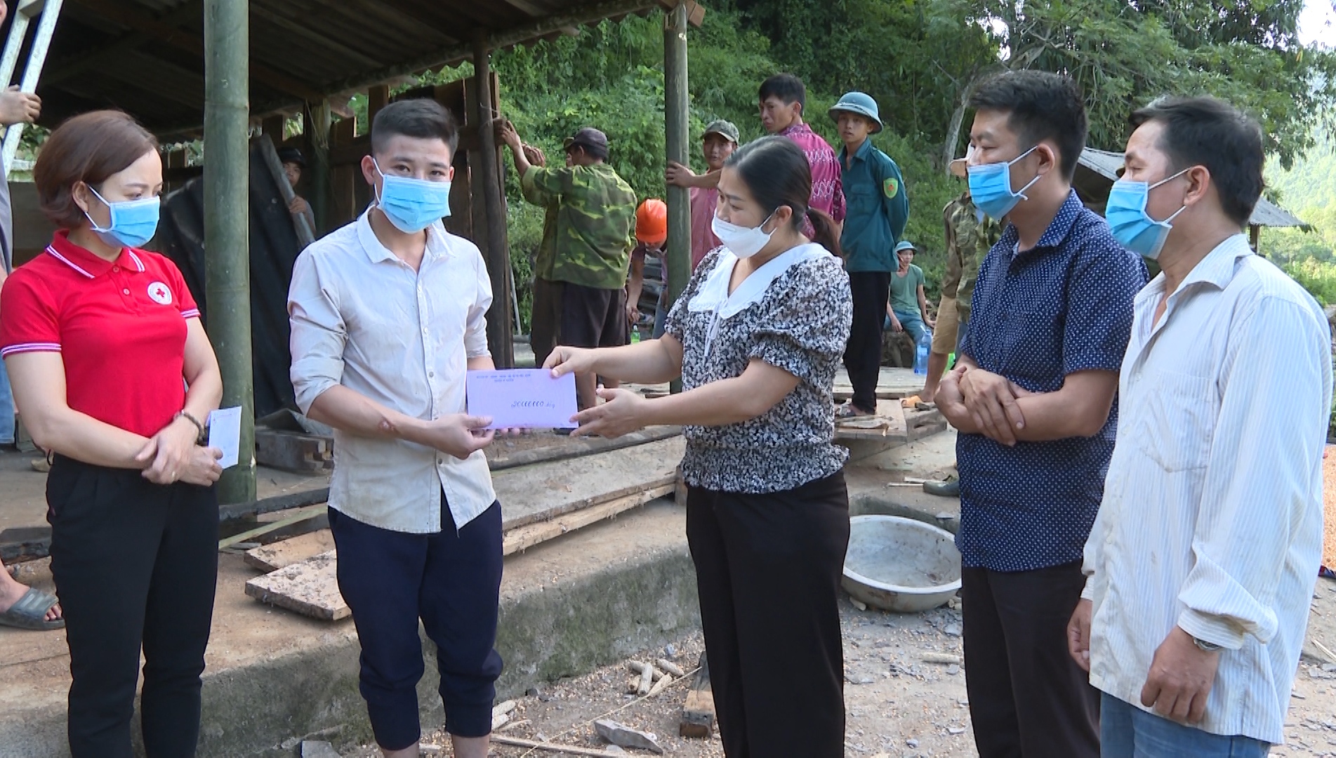 Lãnh đạo huyện Vị Xuyên trao tiền hỗ trợ gia đình bị cháy nhà tại xã Phong Quang