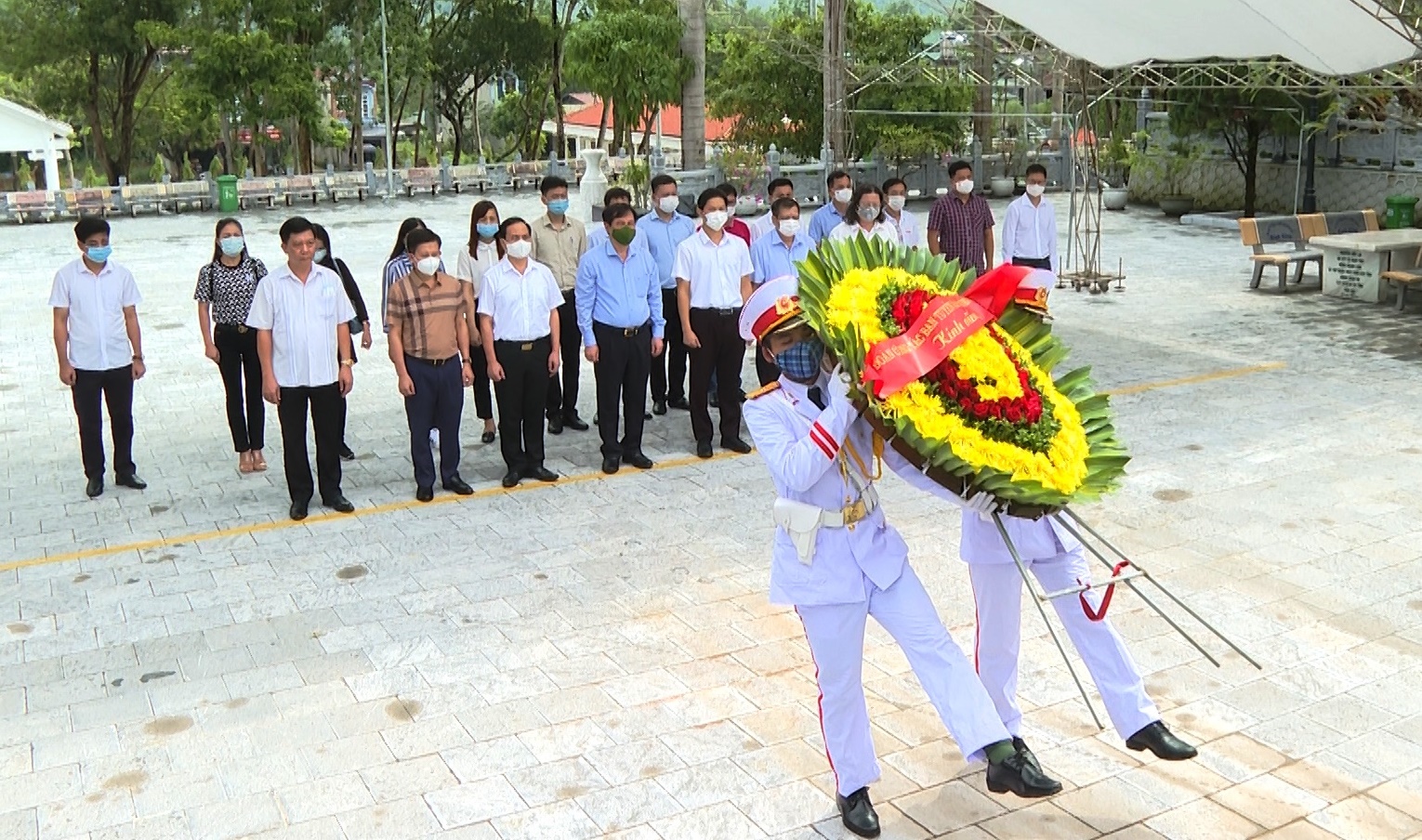 Phó Trưởng Ban Tuyên giáo Trung ương viếng nghĩa trang liệt sĩ Quốc gia Vị Xuyên