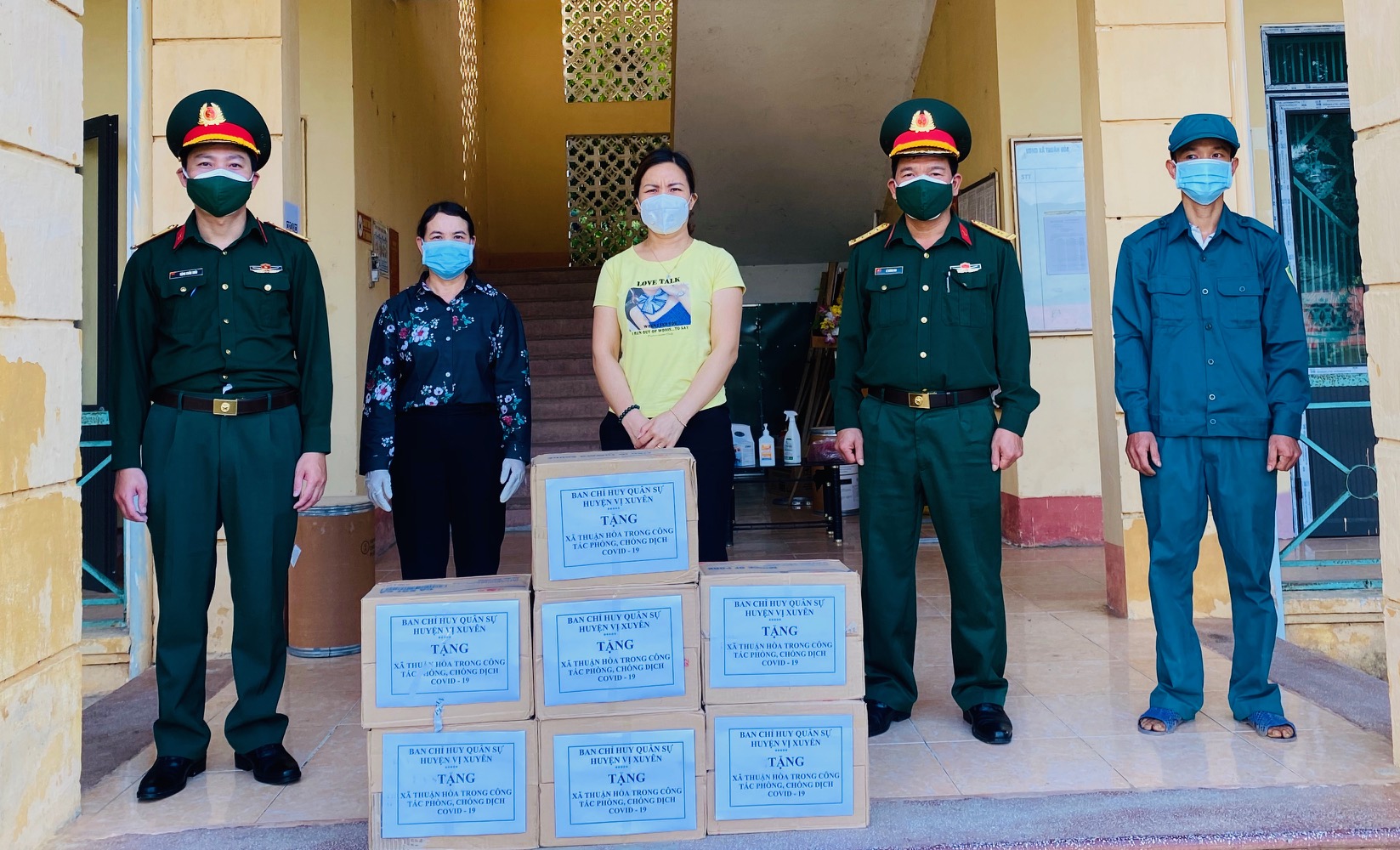 Ban Chỉ huy Quân sự huyện Vị Xuyên trao hỗ trợ xã Thuận Hòa và khảo sát tại xã Phong Quang