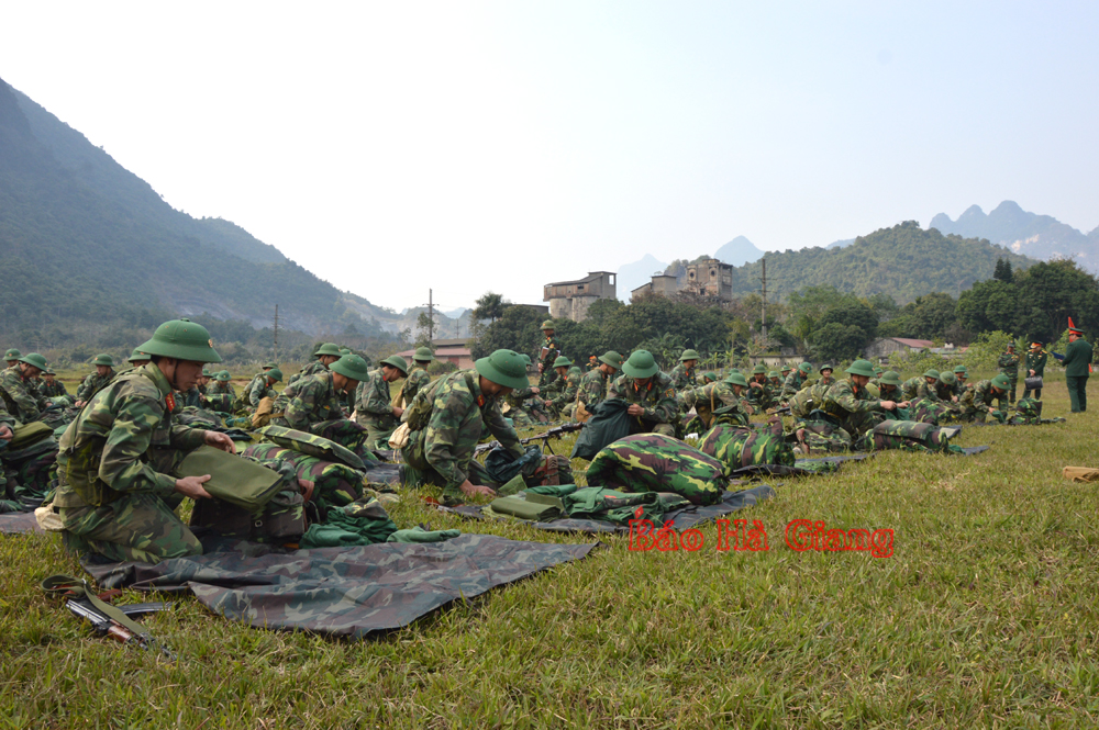 Trung đoàn 877 diễn tập tiến công địch phòng ngự ở địa hình rừng núi