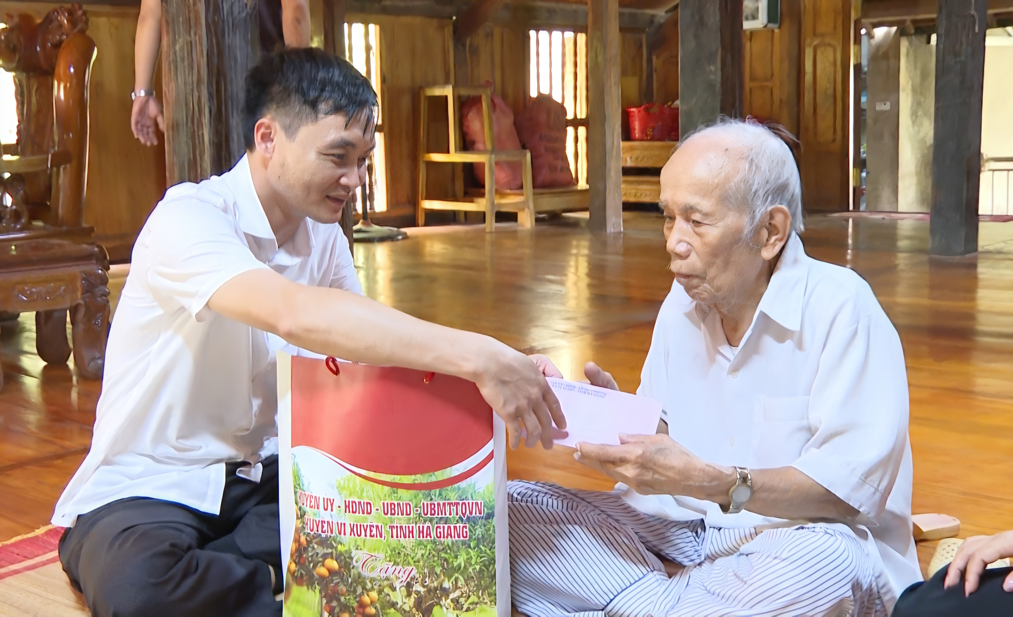 Bí thư Huyện ủy, Chủ tịch UBND huyện Vị Xuyên tặng quà người cao tuổi và Tết Trung thu.