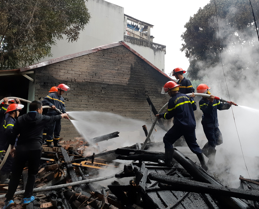 Hỏa hoạn khiến 1 ngôi nhà tại tổ 1, phường Quang Trung bị thiêu rụi hoàn toàn