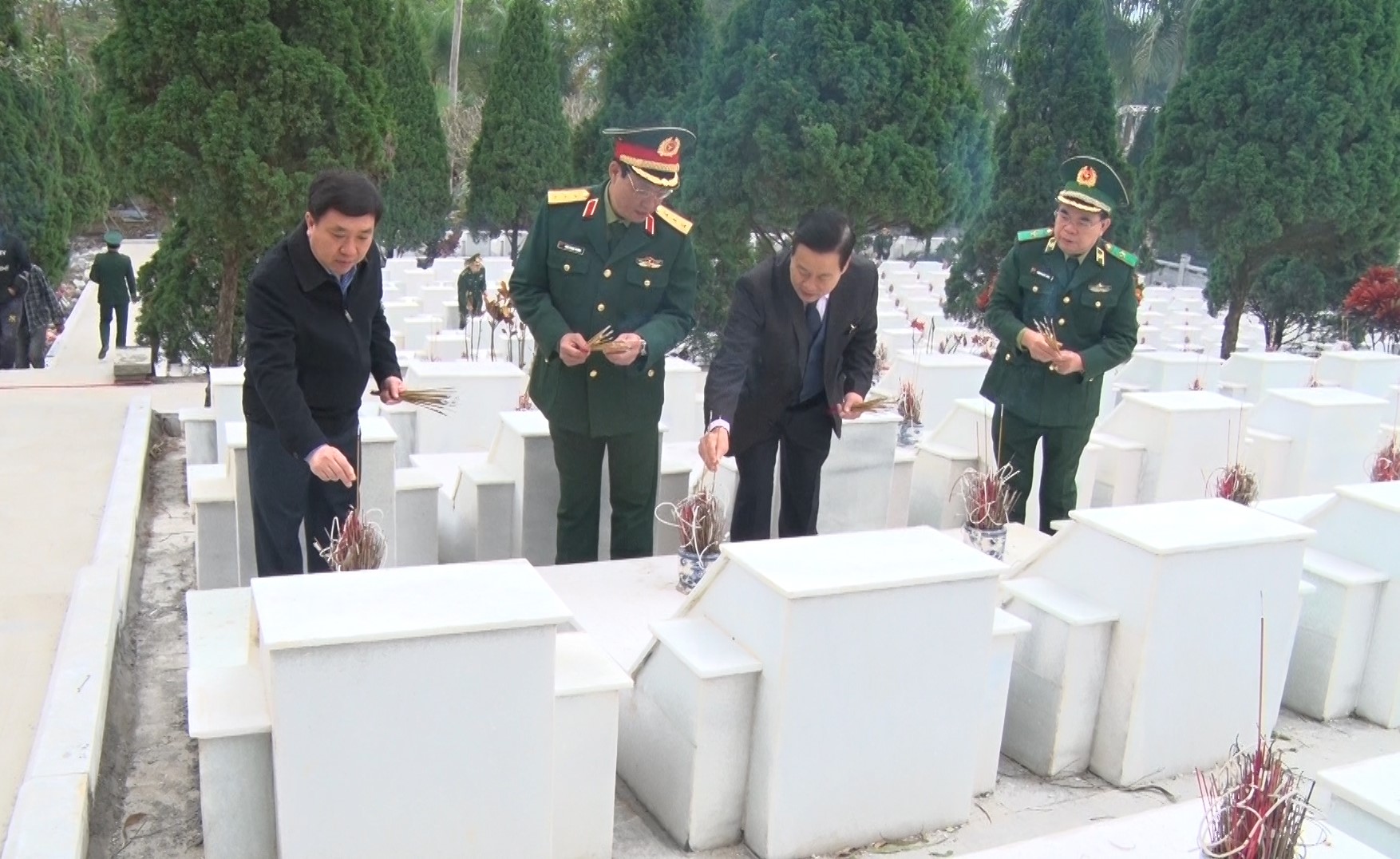 Đoàn công tác Quân ủy T.Ư viếng Nghĩa trang Liệt sỹ Quốc gia huyện Vị Xuyên và tặng quà gia đình chính sách