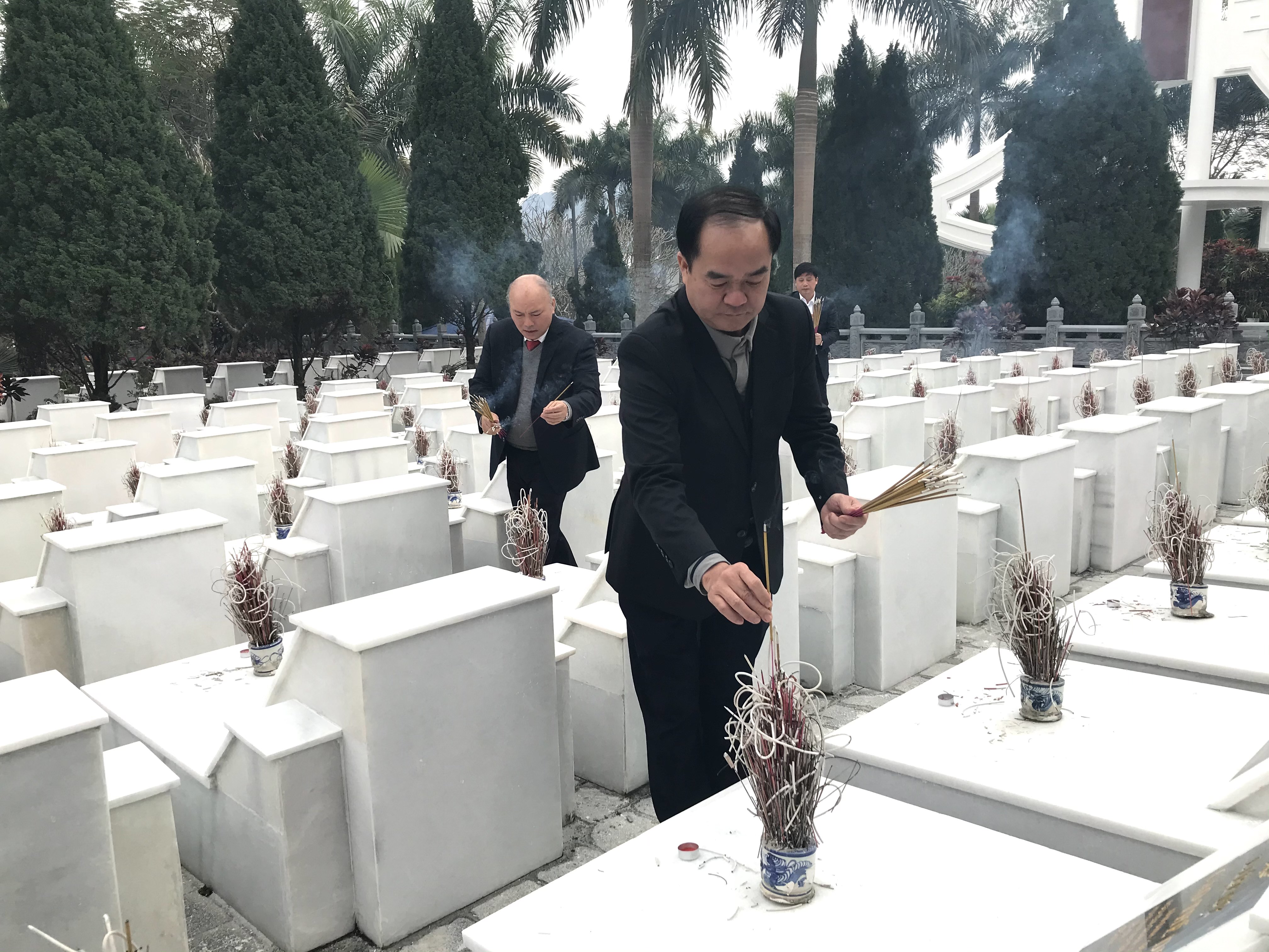Thứ trưởng Bộ Nội vụ Vũ Chiến Thắng viếng Nghĩa trang liệt sỹ Quốc gia Vị Xuyên