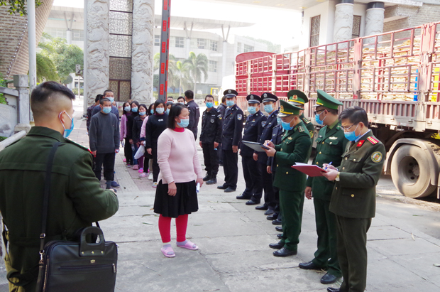 Đồn Biên phòng CKQT Thanh Thủy tiếp nhận 27 công dân do Trung Quốc trao trả