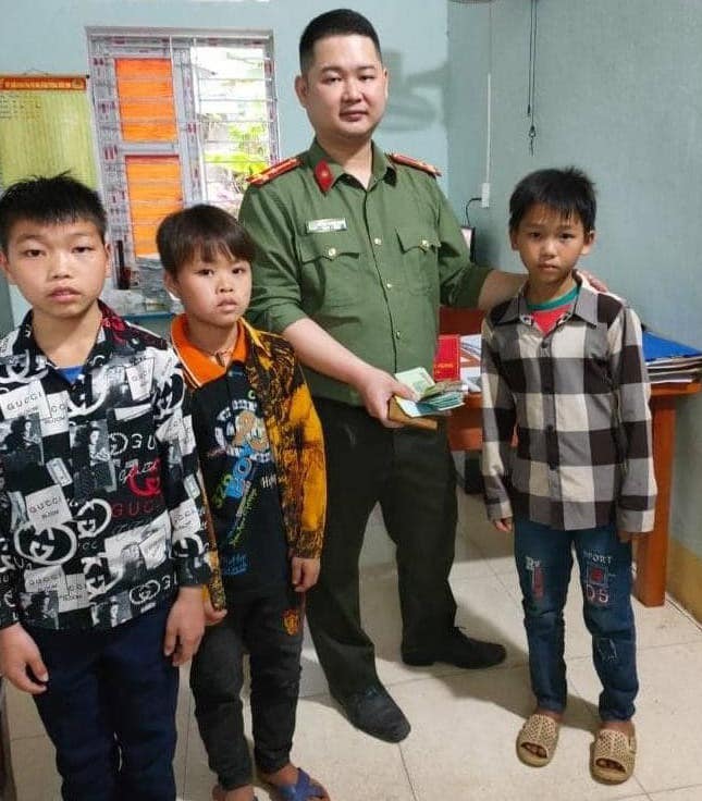 3 học sinh xã Minh Tân nhặt được của rơi, trả lại người đánh mất