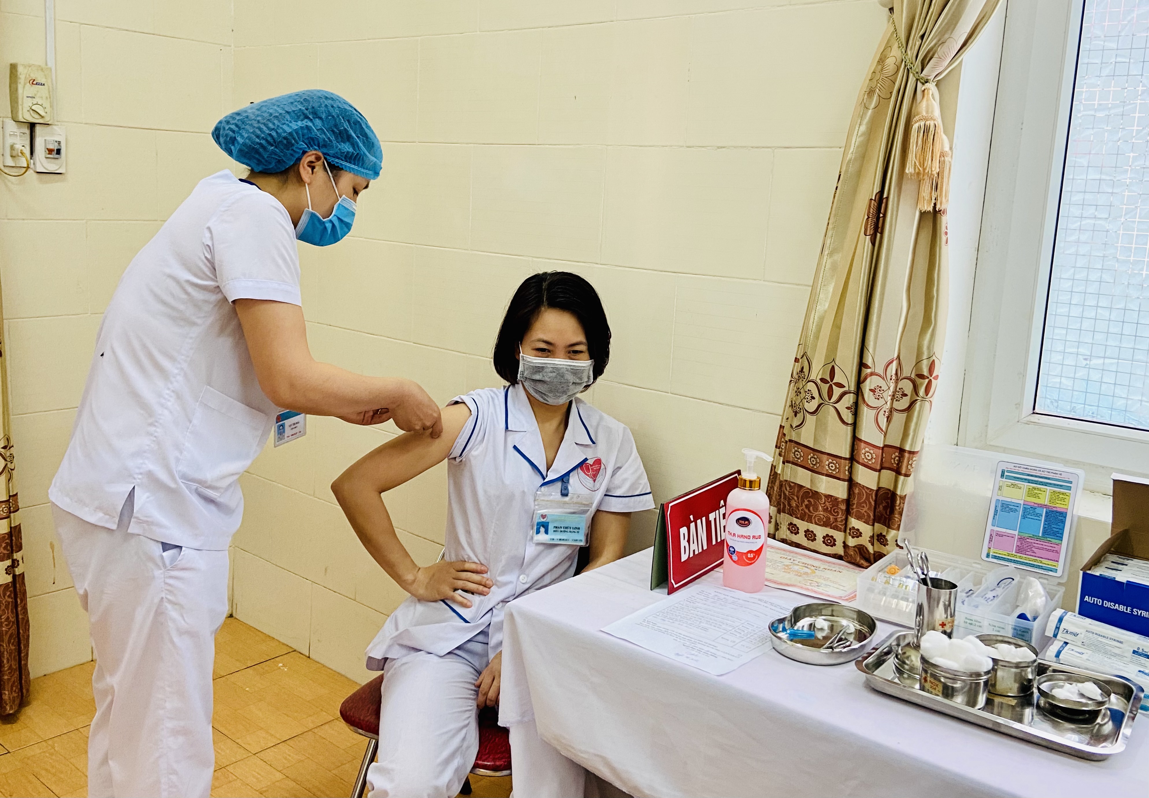 Trung tâm Y tế huyện Vị Xuyên tổ chức tiêm vắc xin Covid – 19