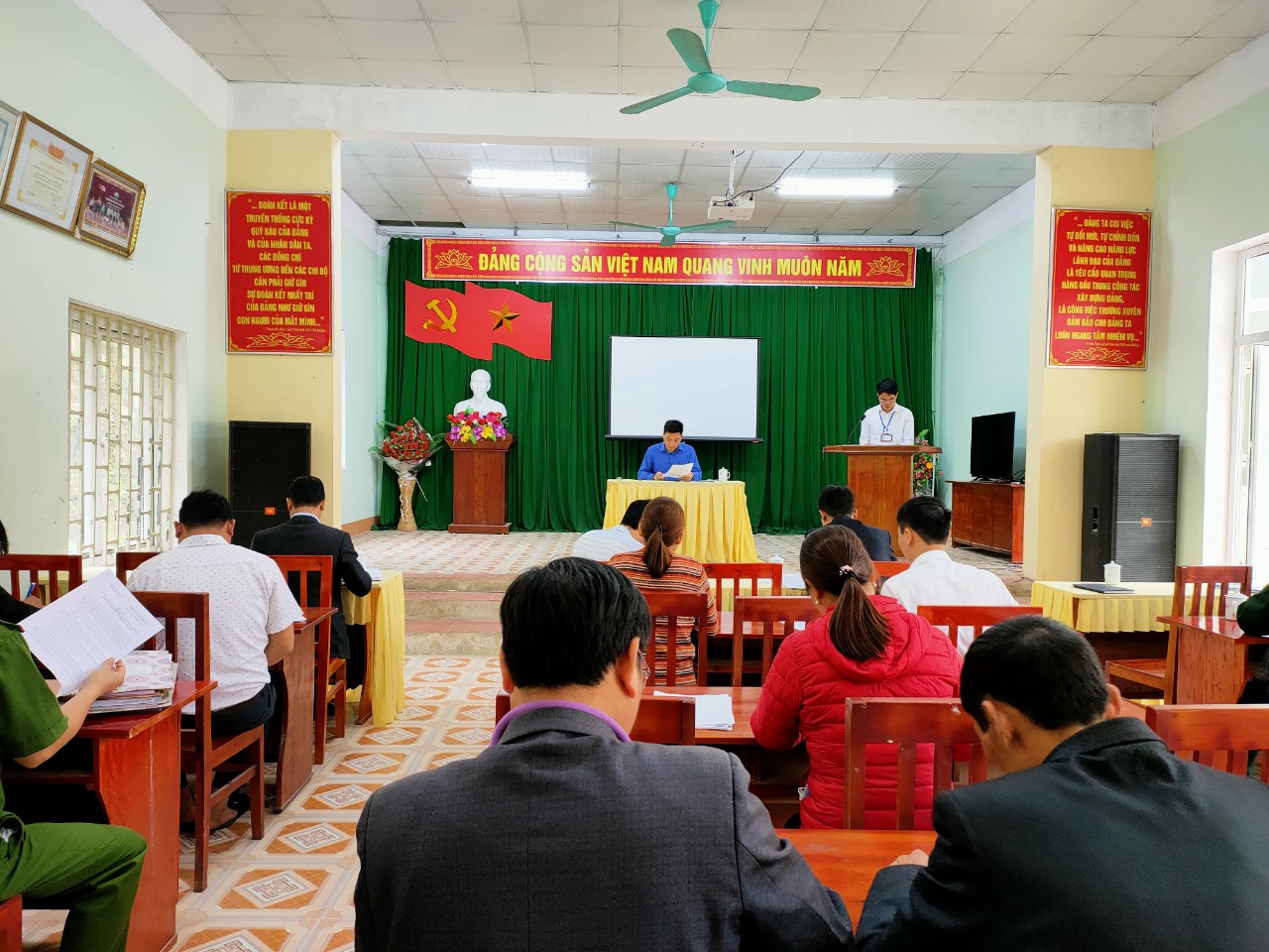 Đoàn công tác số 01 của Ủy ban bầu cử huyện làm việc tại xã Xín Chải