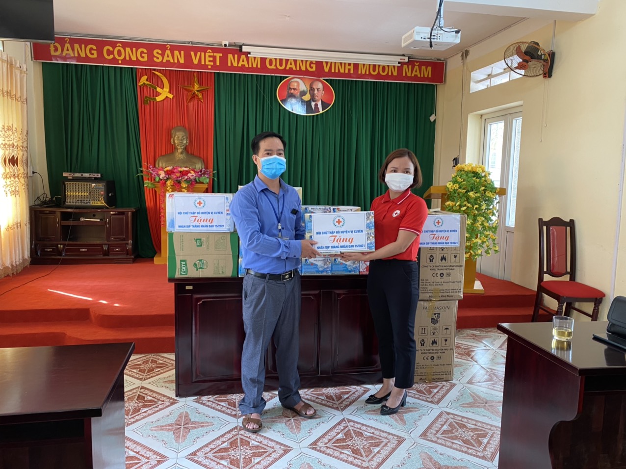 Hội chữ thập đỏ huyện Vị Xuyên trao tặng khẩu trang Y tế chống dịch Covid-19 cho Trung tâm Y tế Vị Xuyên