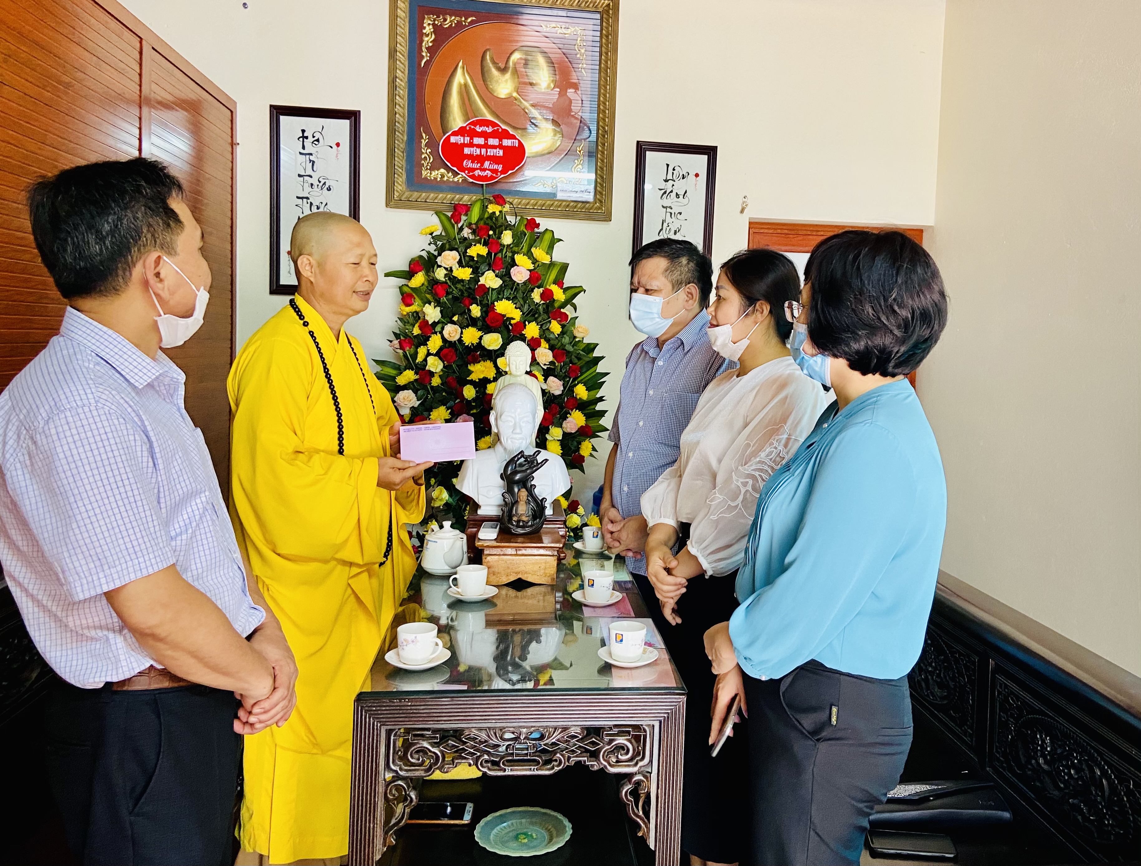 Lãnh đạo huyện Vị Xuyên chúc mừng Đại lễ Phật Đản 2021